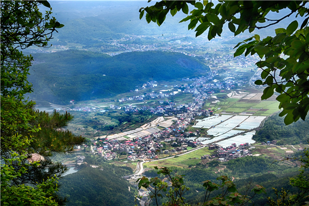 aa05--DSC_0387峡谷巅峰下的大源村庄及田原景观,一览胜无余。 aa05--DSC_0387峡谷巅峰下的大源村庄及田原景观,一览胜无余。.jpg