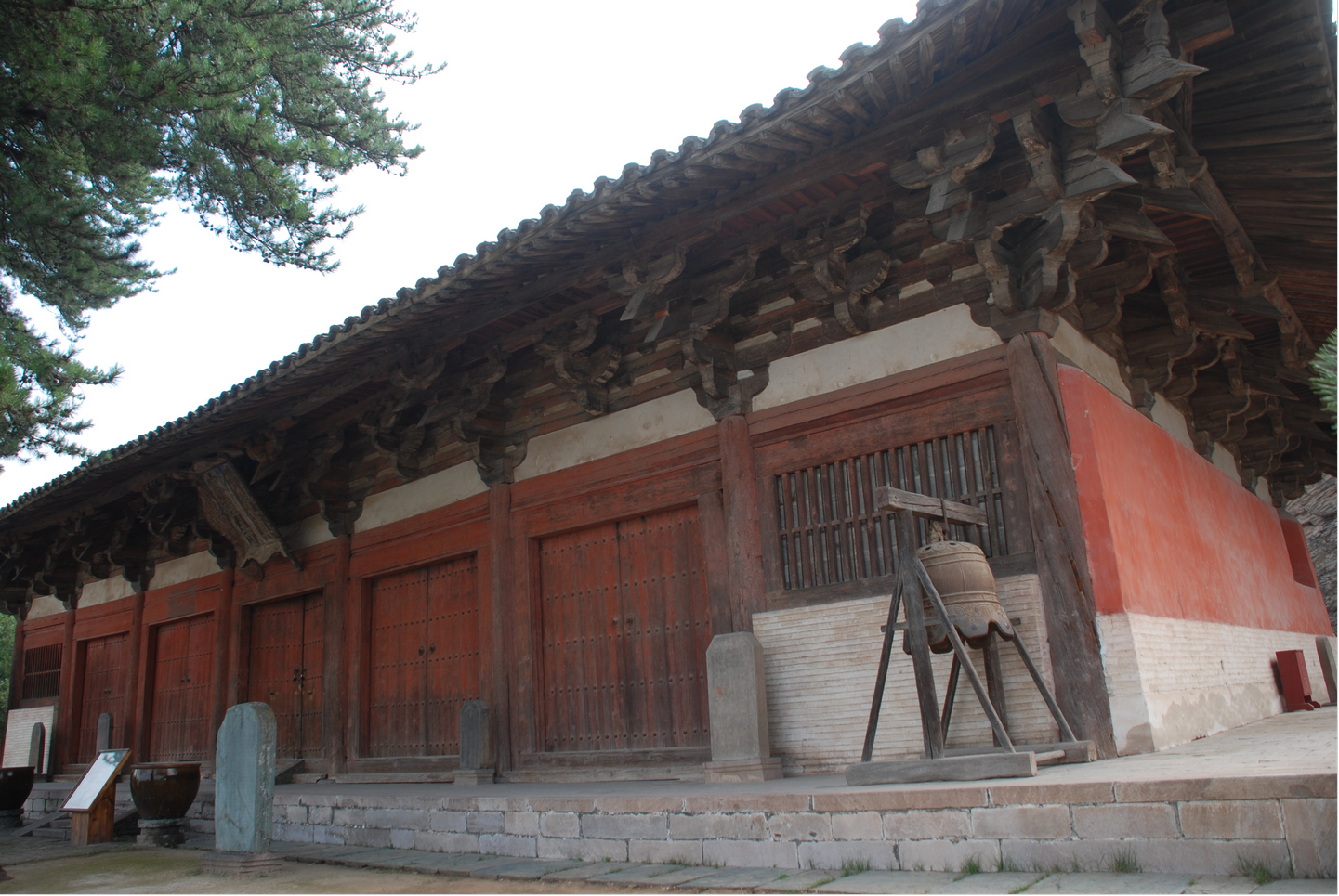 图片5佛光寺东大殿前侧景 图片5佛光寺东大殿前侧景