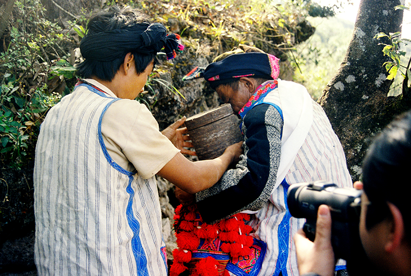 5、大祭仪式结束,祖头准备把祖先背入祖洞