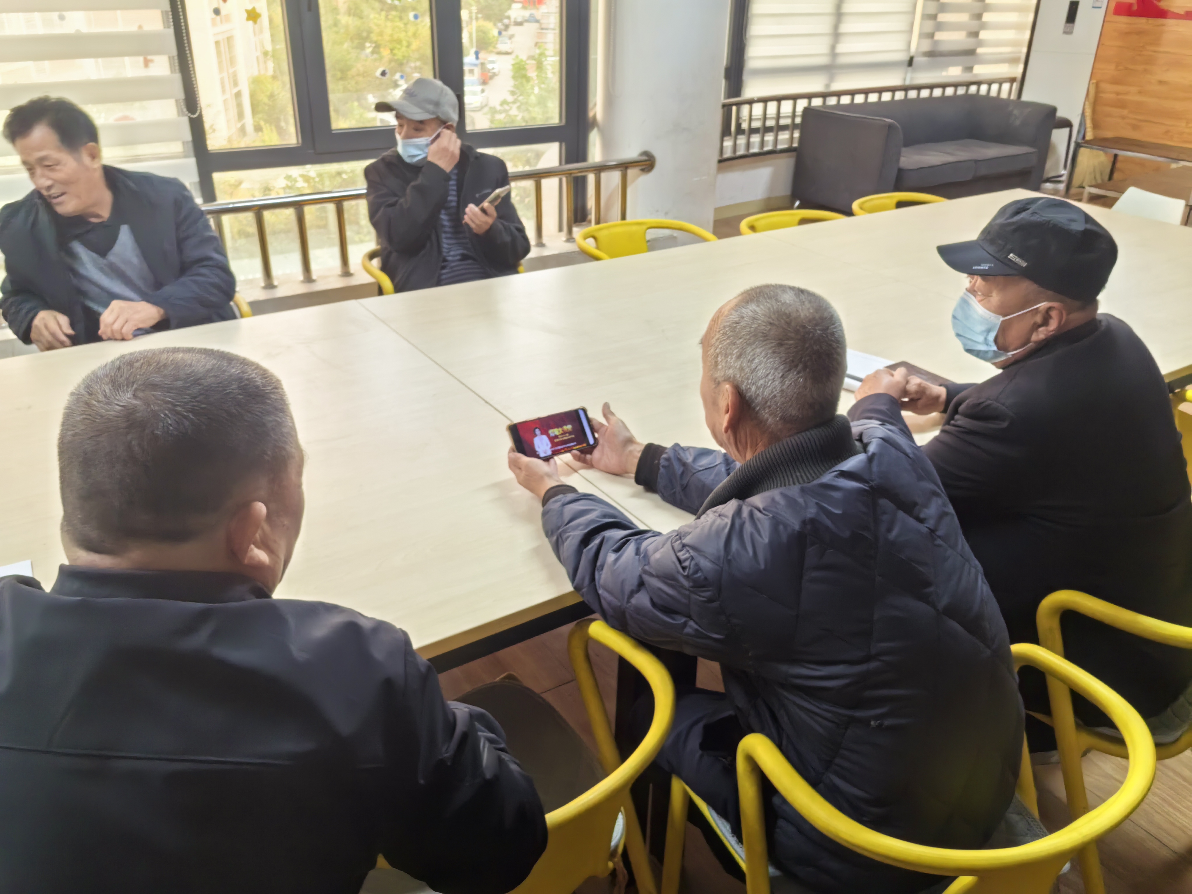 高唐县人和街道金兴社区农家书屋开展“月满华诞・书香传韵” 主题阅读活动