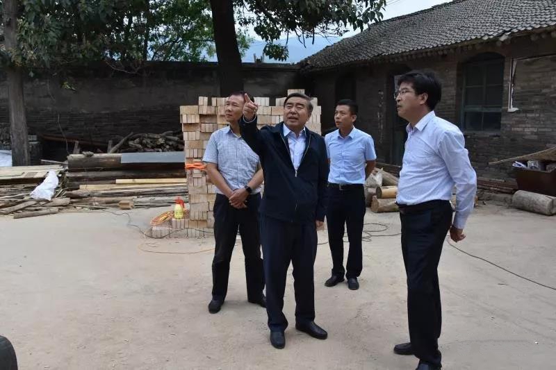 丁书记在观音堂了解工程进度