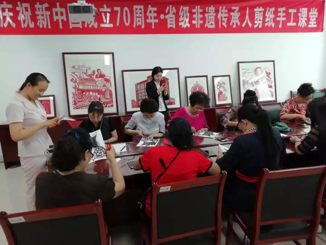 ​庆祝新中国成立70周年—槐荫区图书馆举办非遗传承人剪纸教学活动