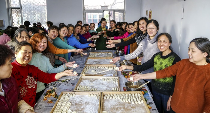 《幸福的大家庭》1 靳巧云