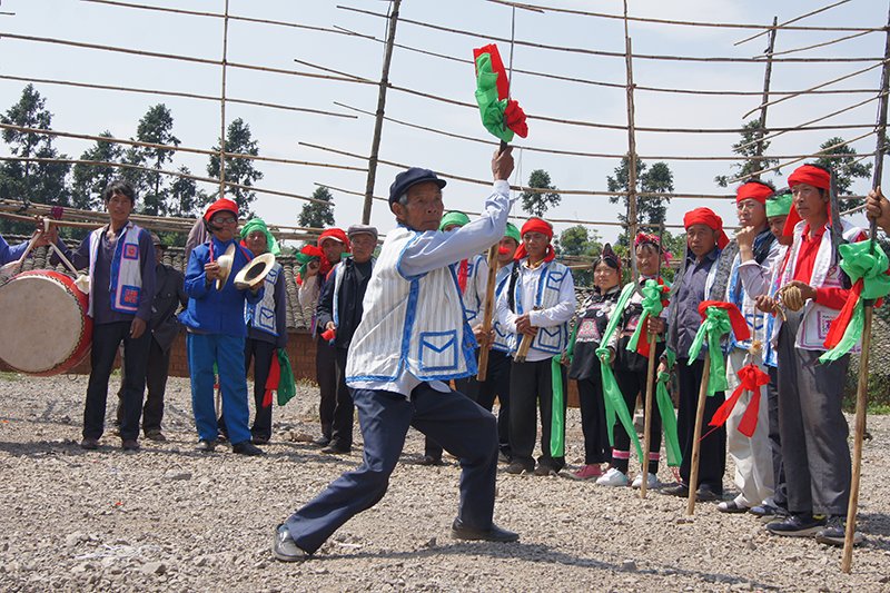 州级传承人何五三表演彝族古代兵器舞