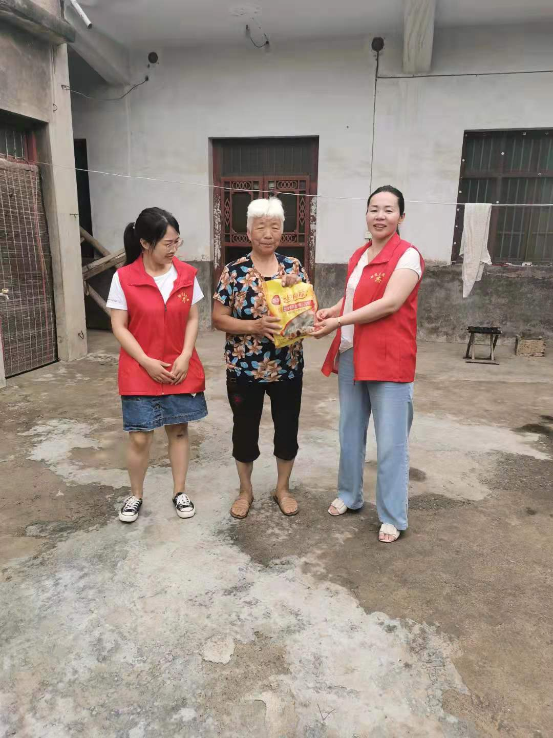 关爱孤寡老人弱势群体端午送粽子活动