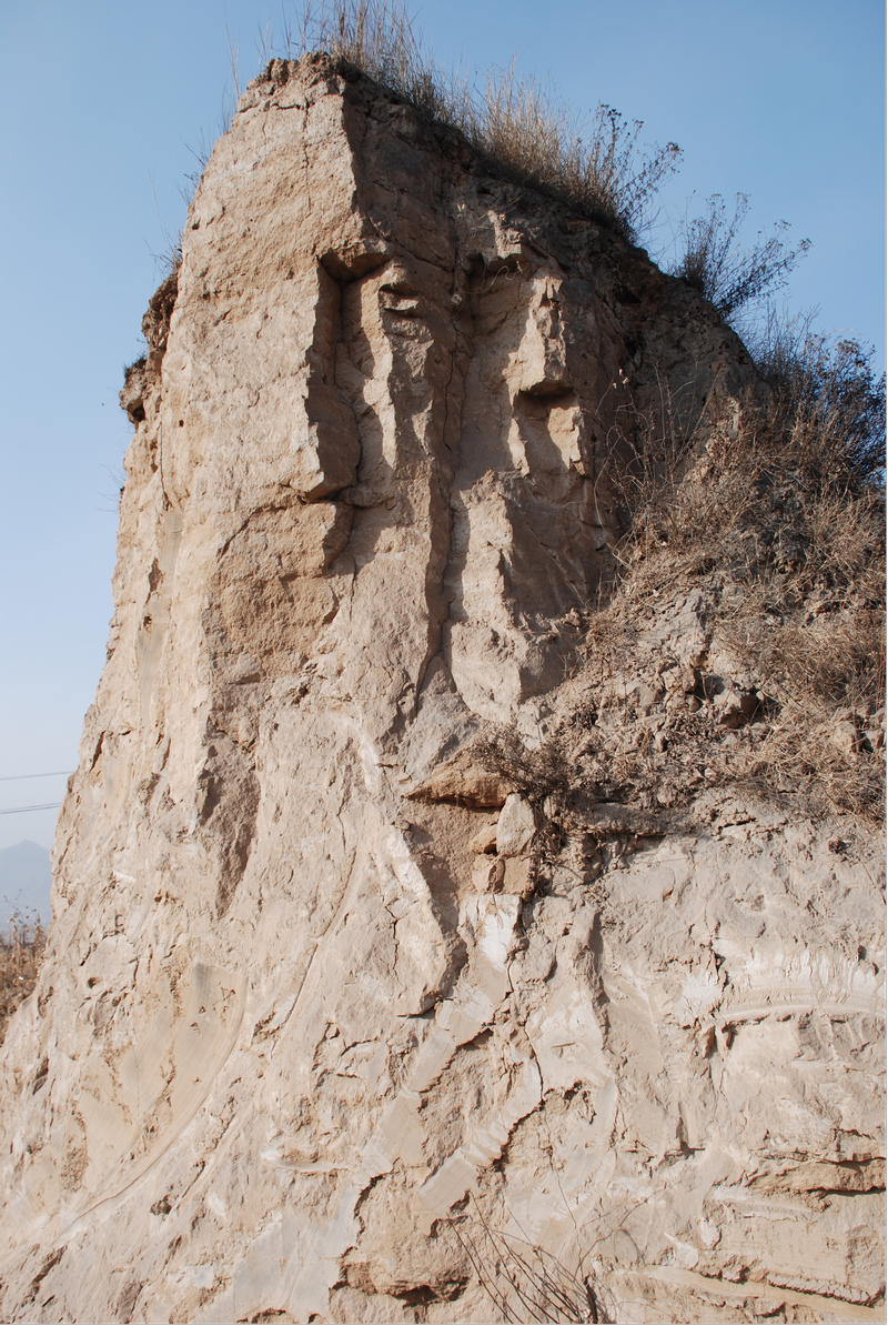 图片5古城城址断裂处 图片5古城城址断裂处