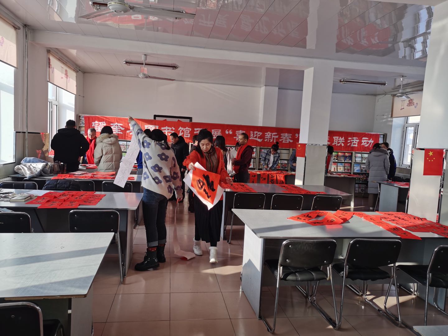 望奎县图书馆开展喜迎新春送春联活动 望奎县图书馆开展喜迎新春送春联活动.jpg?v=1764963566226