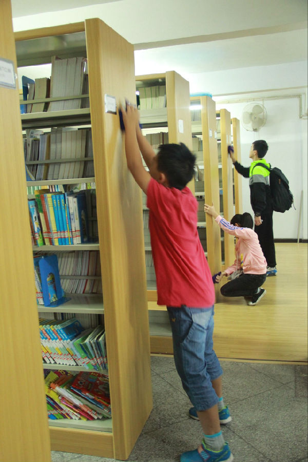 学习打扫书架卫生.jpg?v=1762190328925