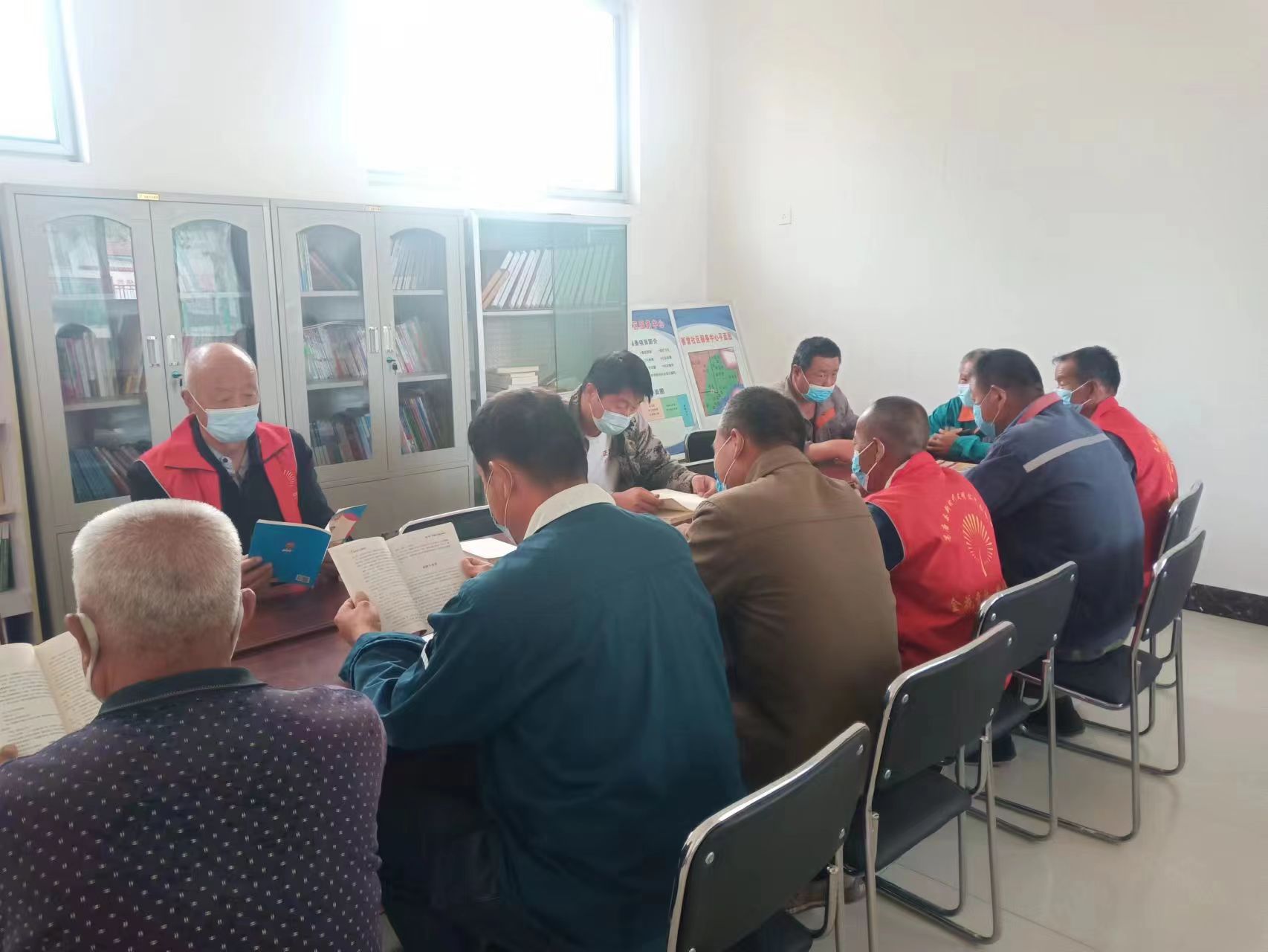 高唐县崔堂村农家书屋开展全民阅读活动