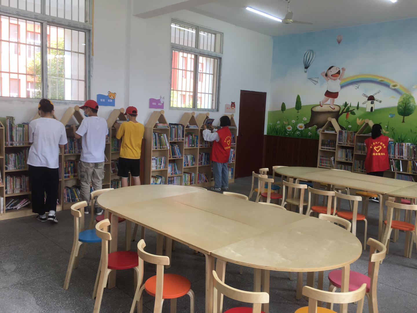 5月13日未成年人志愿者到区图书馆少儿阅览室开展图书整理志愿服务活动 5月13日未成年人志愿者到区图书馆少儿阅览室开展图书整理志愿服务活动.jpg