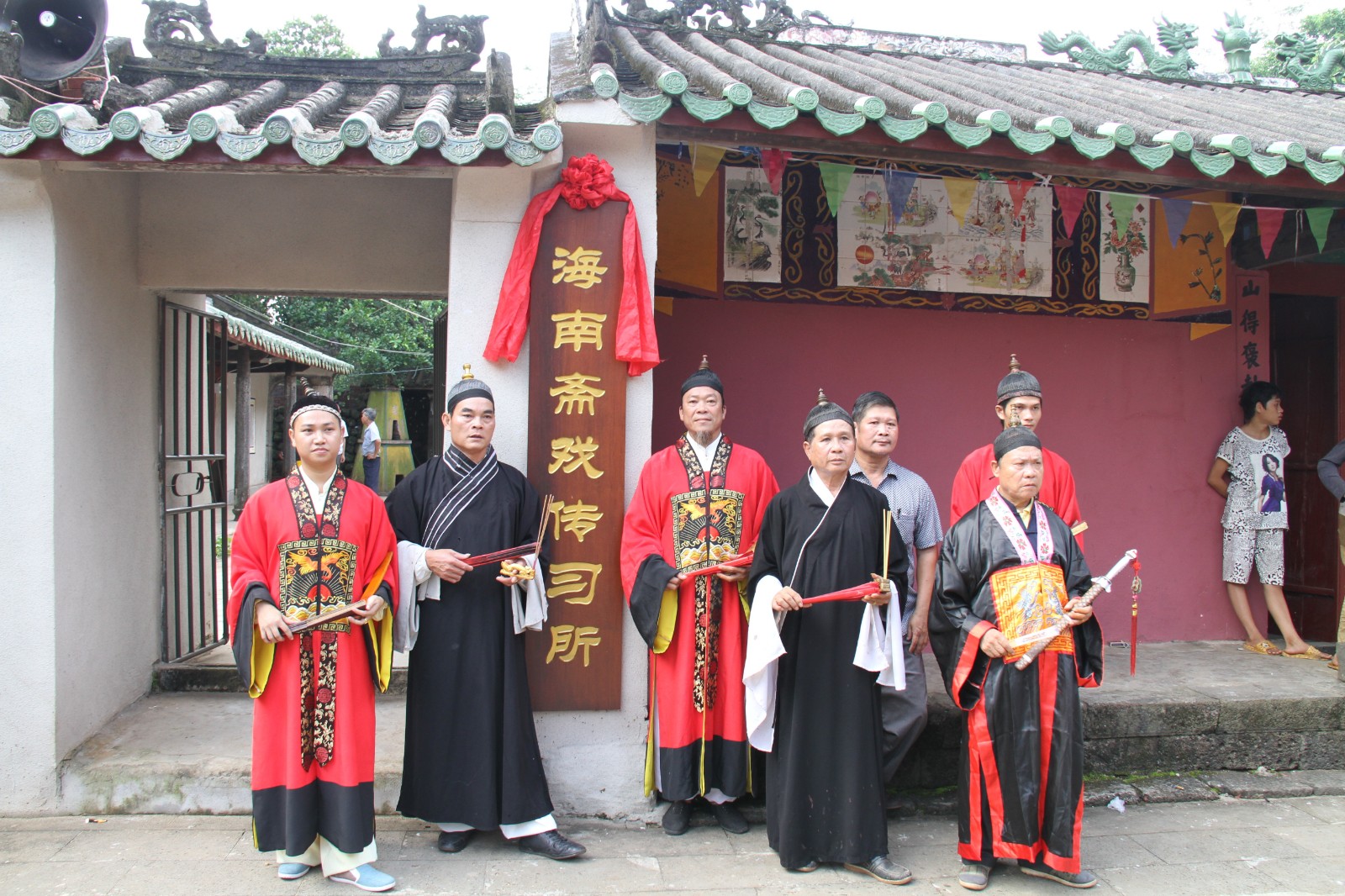 2013年9月海南斋戏传习所在遵谭镇六神庙挂牌.jpg