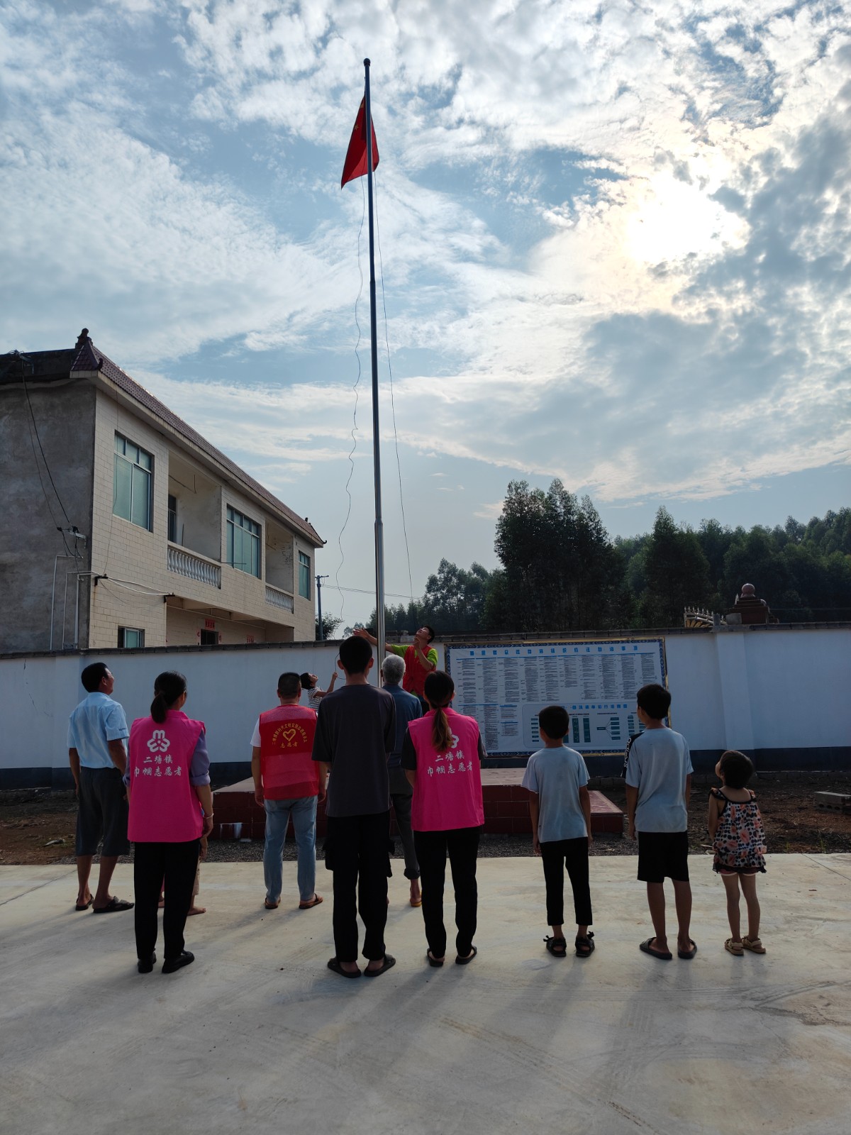 双桂村国庆节开展听党话 感党恩 跟党走“国旗工程 在国旗下讲国旗国歌故事”主题宣讲.jpg