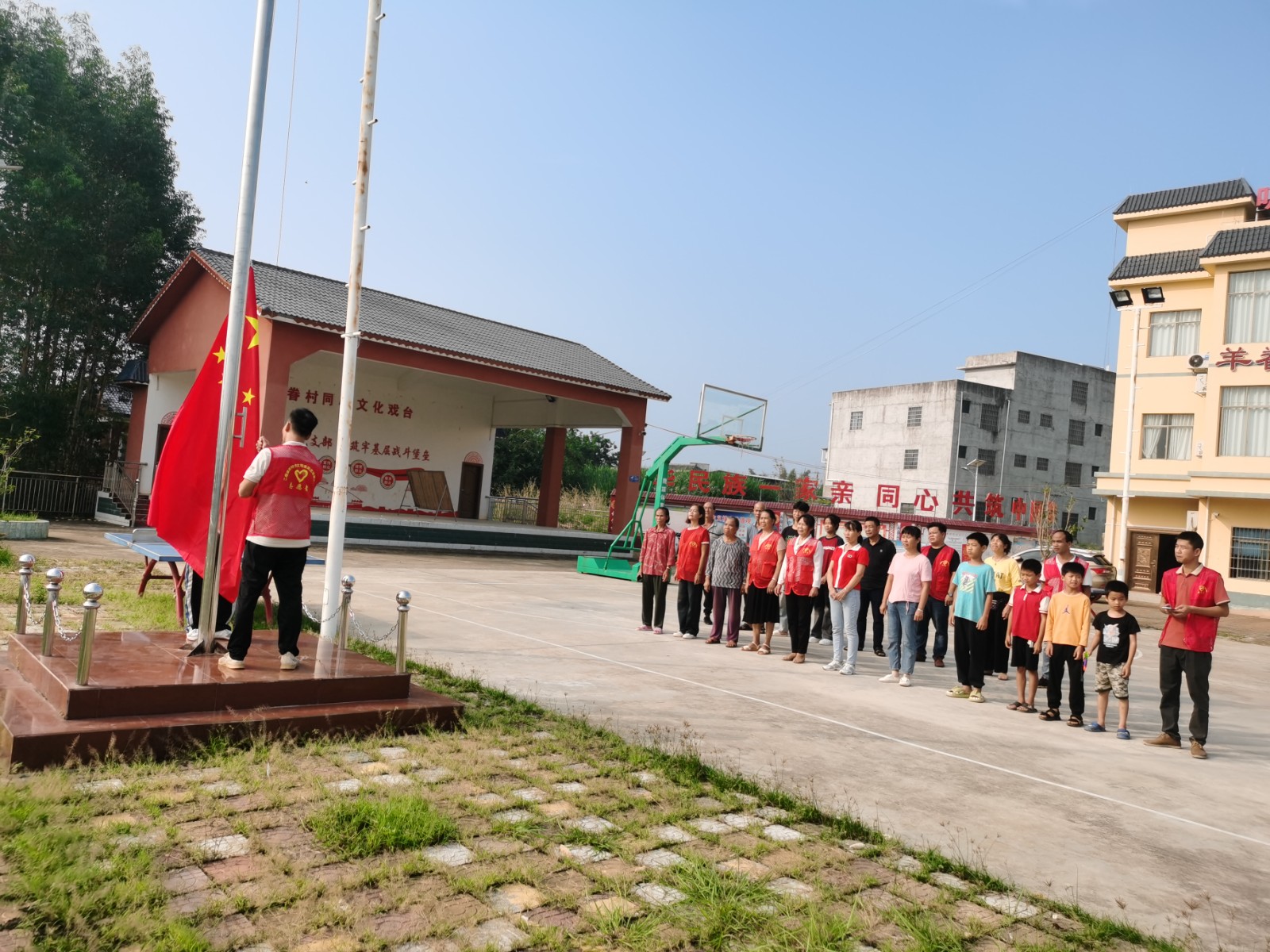 羊眷村国庆节开展听党话 感党恩 跟党走“国旗工程 在国旗下讲国旗国歌故事”主题宣讲.jpg