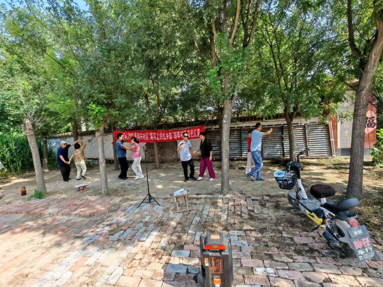 高唐县人和街道和兴社区开展“我们的中国梦 文化进万家”“两河之约忆乡愁”四季村晚文艺演出活动
