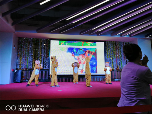 活动在小熊猫全体教师表演的开场舞《巴拿马》中拉开序幕,感统班热身运动《小陀螺》,手鼓表演《你笑起来真好看》、手势舞《可爱啦啦啦》、音乐感统课律动《企鹅舞》、《时装秀》等节目吸引了在场的每一位观众,1