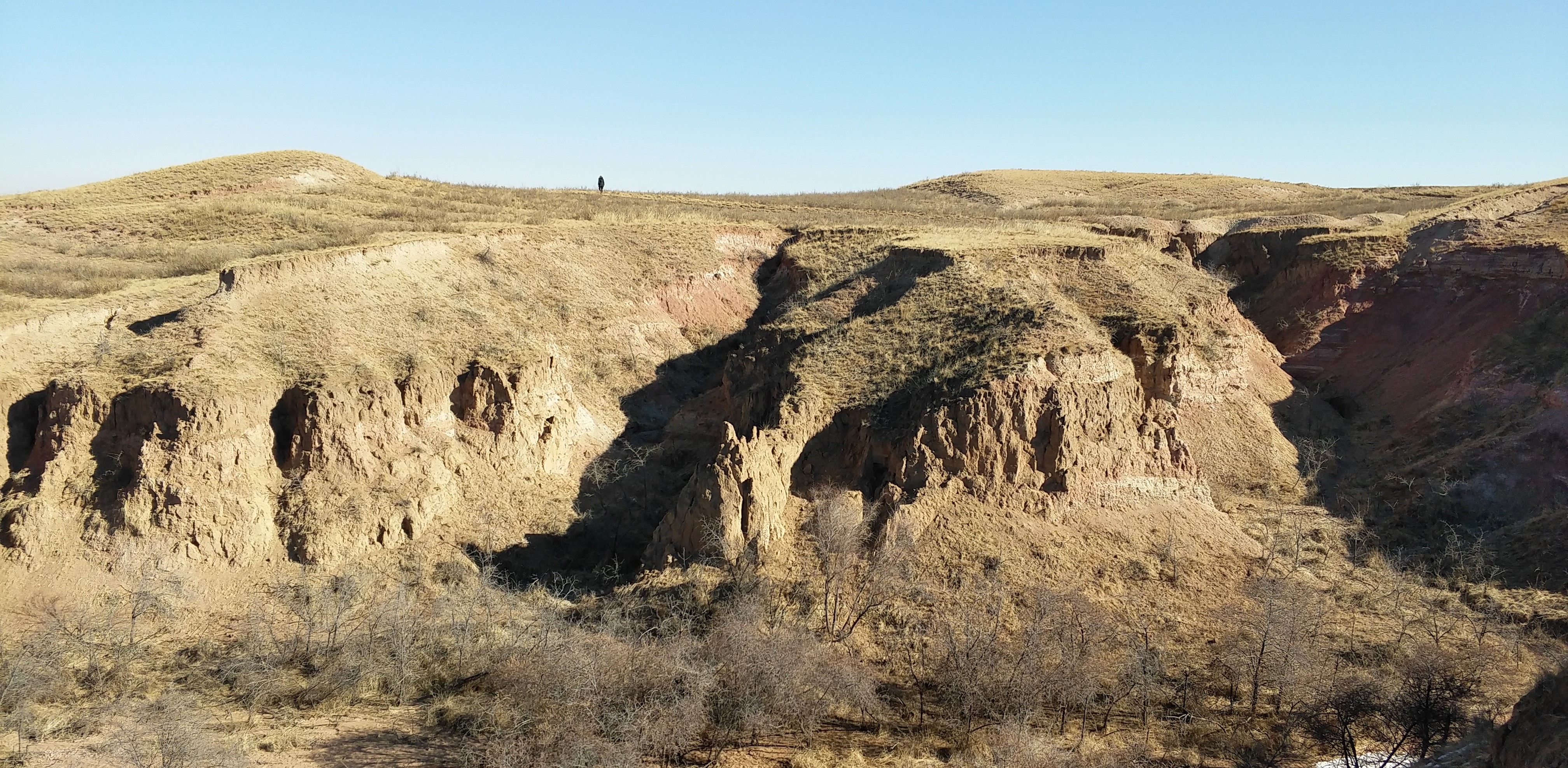 豁口下的巡查背影(东胜区秦直道遗址研究保护发展中心 田永军摄) 豁口下的巡查背影(东胜区秦直道遗址研究保护发展中心 田永军摄).jpg
