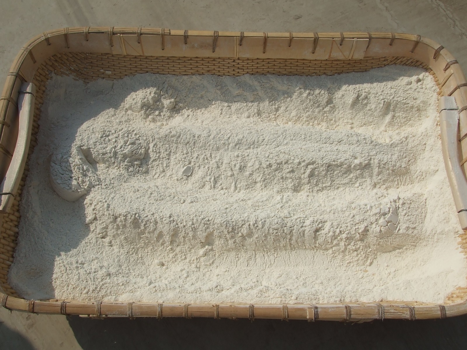 晾晒磨好的全麦面粉