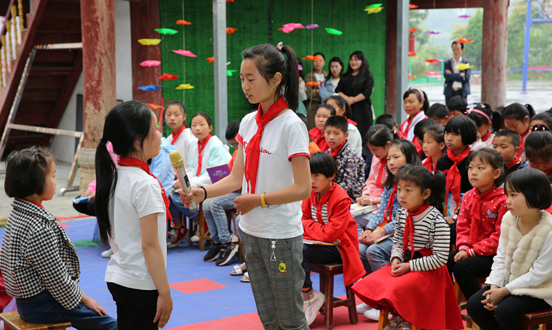 2019年5月29日,恩施州图书馆在花被小学开展阅读分享会,六年级小朋友自编《励志》情景剧_副本 2019年5月29日,恩施州图书馆在花被小学开展阅读分享会,六年级小朋友自编《励志》情景剧_副本.jpg?v=1762257355713