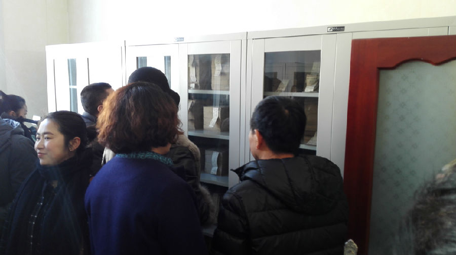 11月24日全市图书馆干部交流观摩团参观古籍室.jpg?v=1764963565000