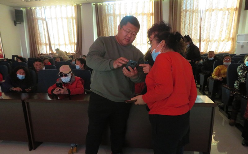 本次培训活动我们邀请到辽源日报摄影部副主任刘鹰为我们讲授手机照相技巧。刘老师通过手机相机拍摄初级技巧、手机视频拍摄初级技巧