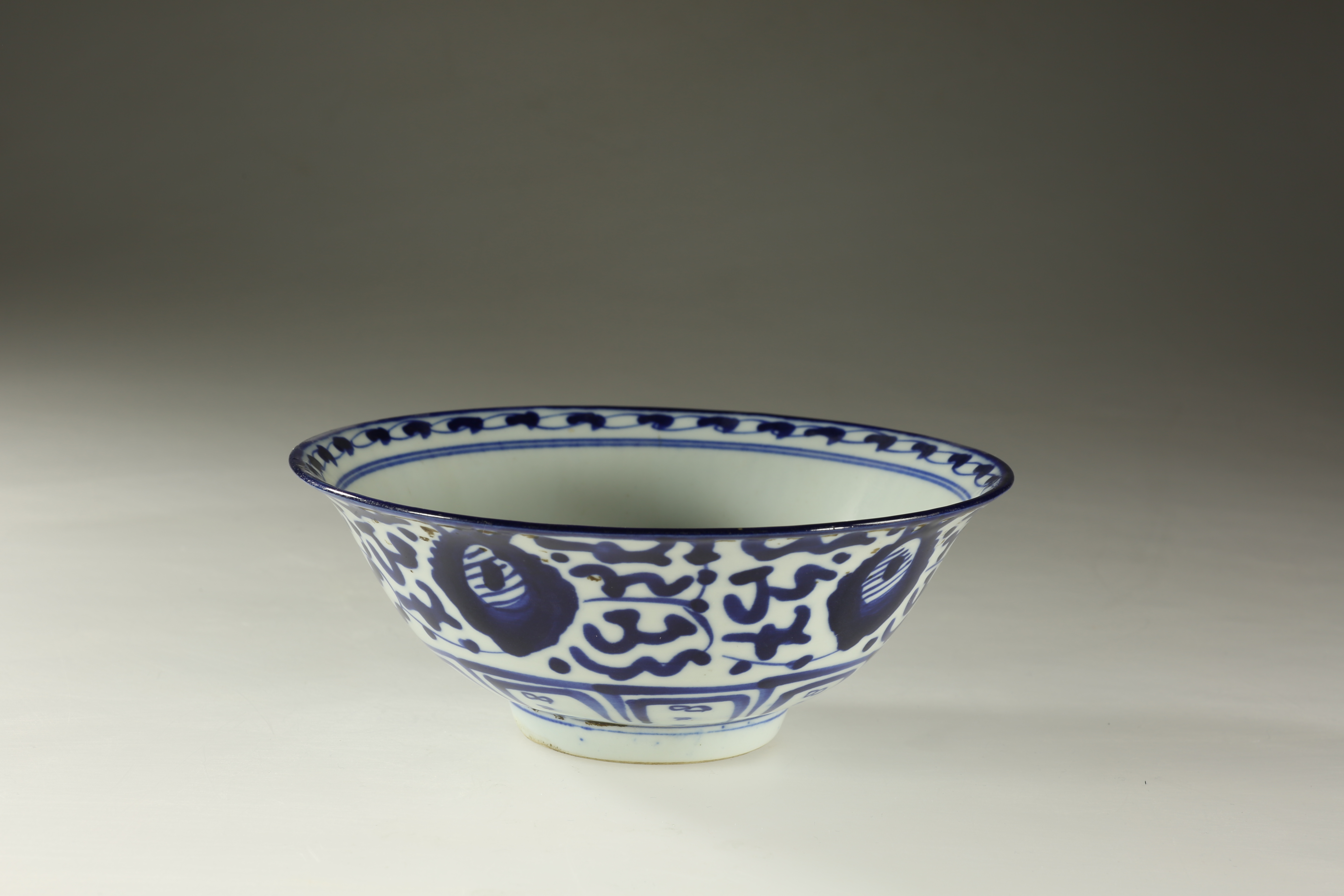 57. 青花描花卉纹碗 清代 湟中县博物馆藏 高 厘米 口径 厘米 底径 厘米 该器胎薄釉润,侈口,略圆腹,圈足。纹饰布满器外身,器内口沿饰一圈草叶纹,碗心饰线条圆浑的草叶纹。青花清亮透明。 57. 青花描花卉纹碗 清代 湟中县博物馆藏 高 厘米 口径 厘米 底径 厘米 该器胎薄釉润,侈口,略圆腹,圈足。纹饰布满器外身,器内口沿饰一圈草叶纹,碗心饰线条圆浑的草叶纹。青花清亮透明。.jpg