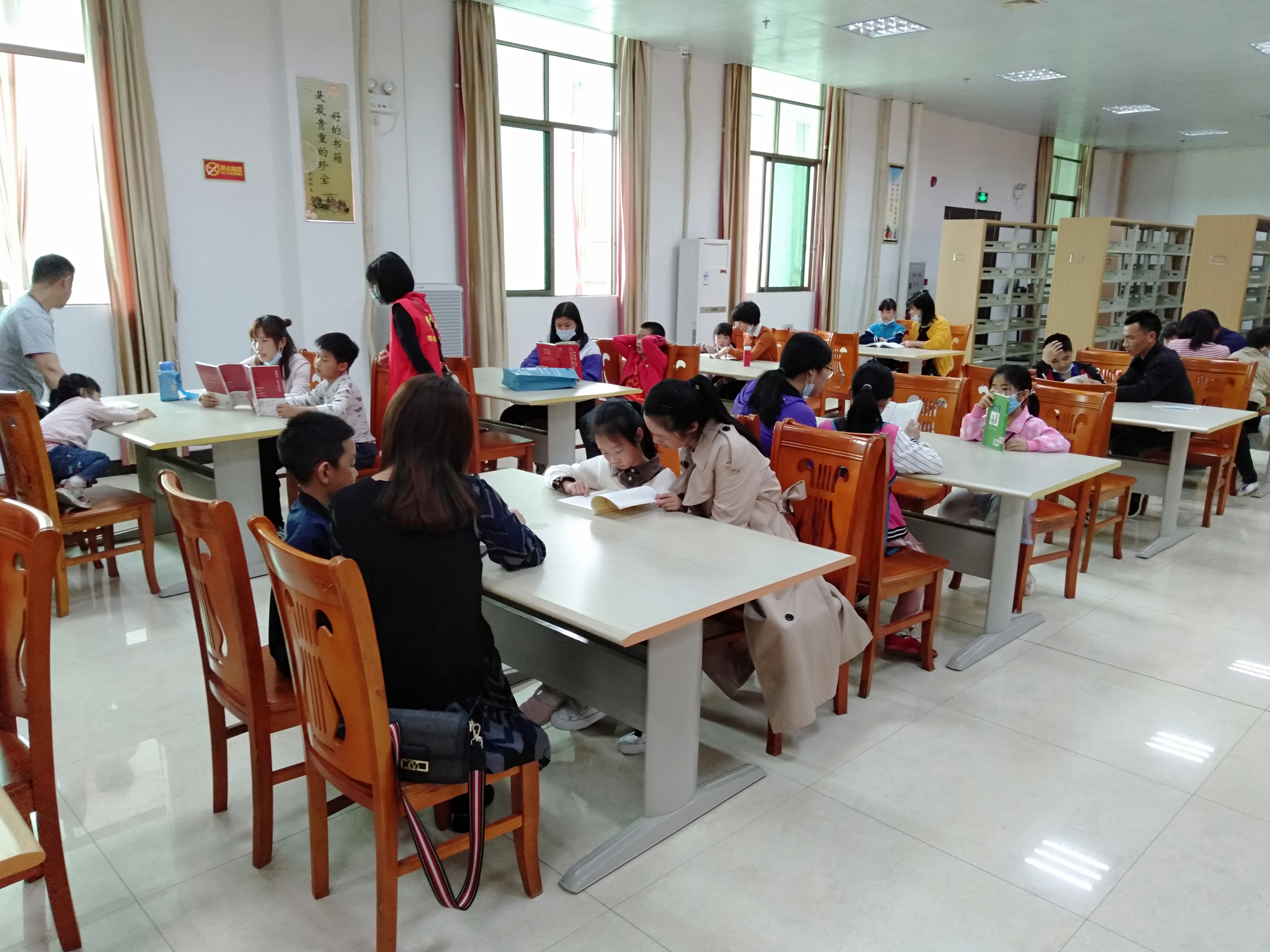 图片3:时间:2021年4月17日下午,;地点:英德市图书馆总馆;主办单位:英德市图书馆总馆;活动主题:4.23世界读书日系列活动—“阅读照亮人生”亲子共读半小时.jpg?v=1762300793948 图片3:时间:2021年4月17日下午,;地点:英德市图书馆总馆;主办单位:英德市图书馆总馆;活动主题:4.23世界读书日系列活动—“阅读照亮人生”亲子共读半小时.jpg.jpg?v=1762300793948