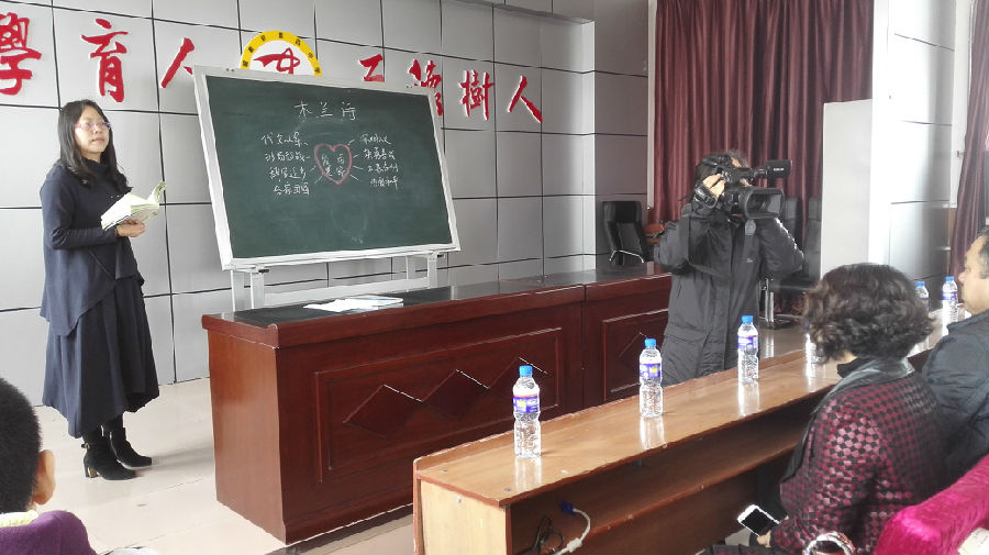 教师讲授《木兰诗》.jpg?v=1764963878959