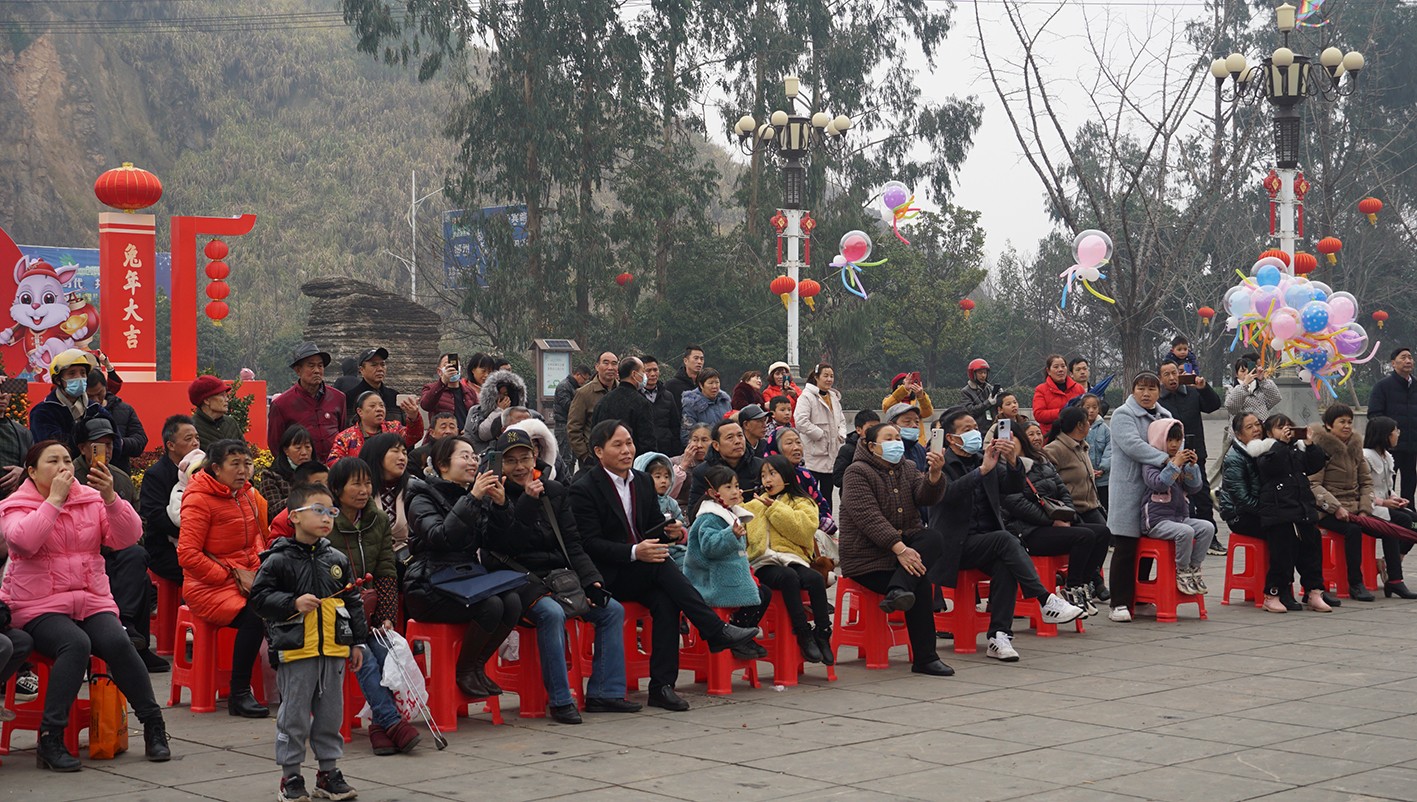 2月2日鹿峰街道文化路文化园大门口演出(资)-3