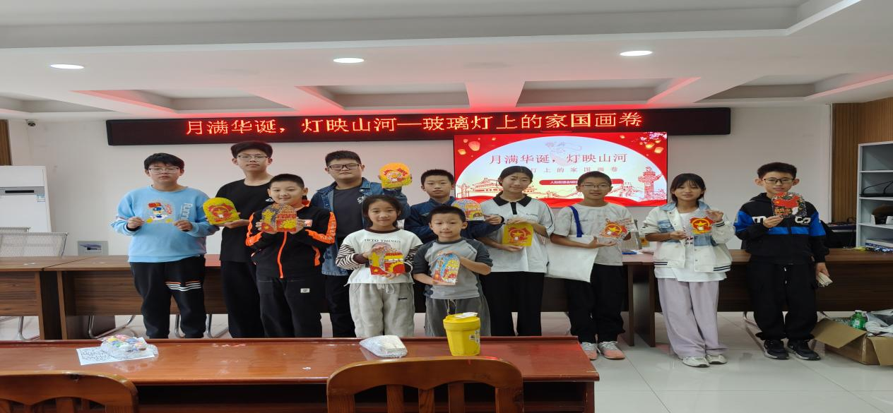 高唐县人和街道金城社区开展“我们的中国梦 文化进万家”“月满华诞 灯映山河”青少年玻璃小夜灯创作活动