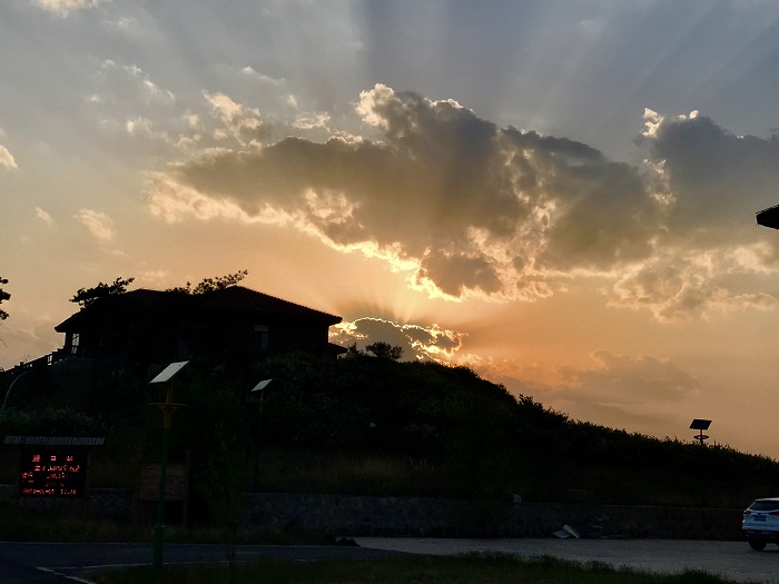 《夕阳乌金山》 候英