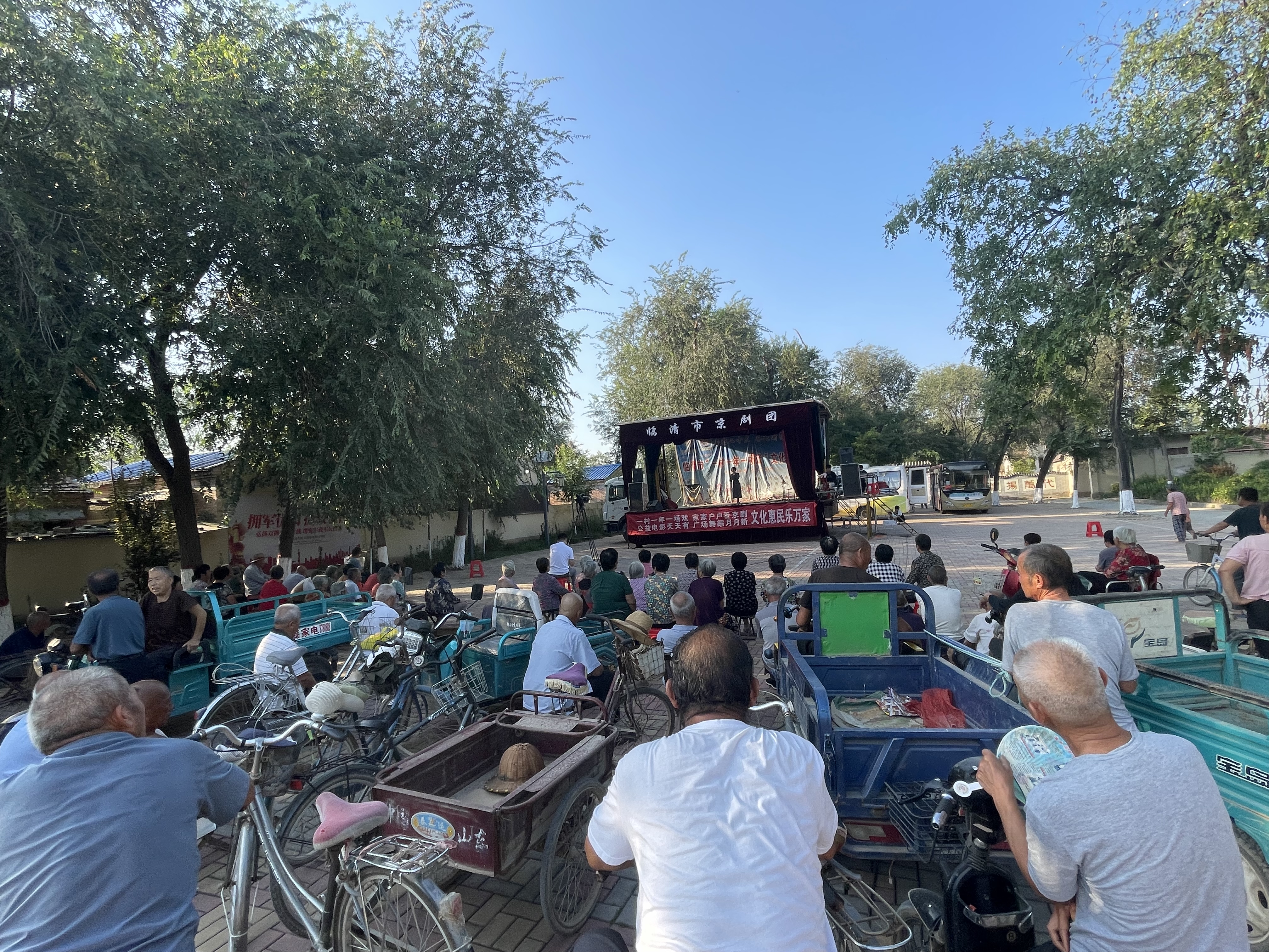 ”2022一村一年一场戏“