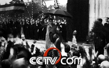 东京审判——日本战败后,天皇裕仁不但没有承担战争罪责,反而受到民众的尊敬。他让为其“效忠”的大臣们继续“效忠”,接受审判。 东京审判——日本战败后,天皇裕仁不但没有承担战争罪责,反而受到民众的尊敬。他让为其“效忠”的大臣们继续“效忠”,接受审判。.jpg?v=1764804171397