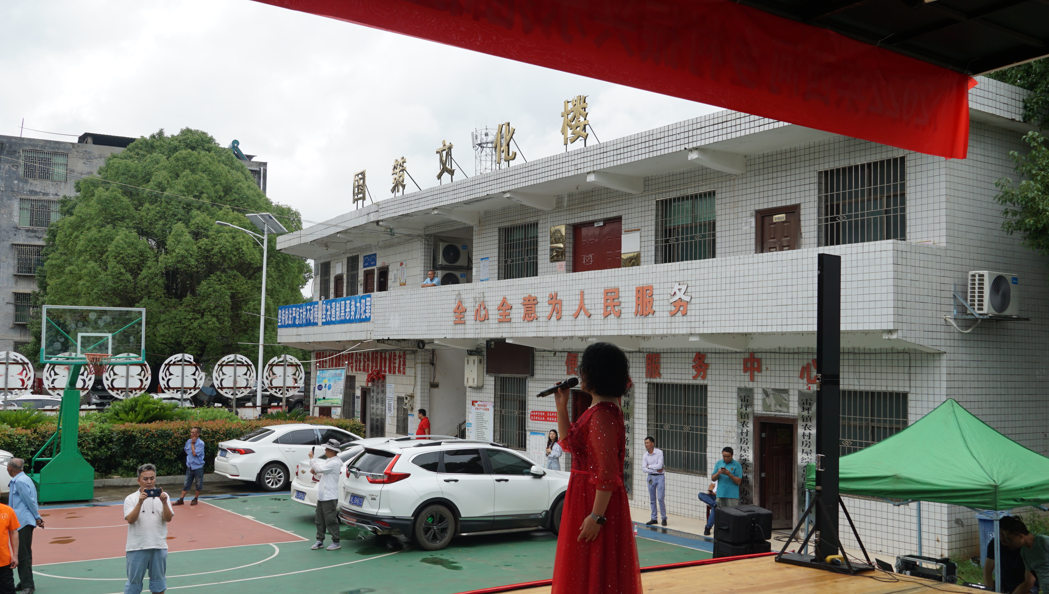 到群众最需要的地方去 (7) 到群众最需要的地方去 (7).jpg