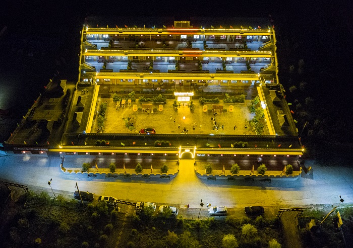 《山村庄院夜色》-柴兆坚