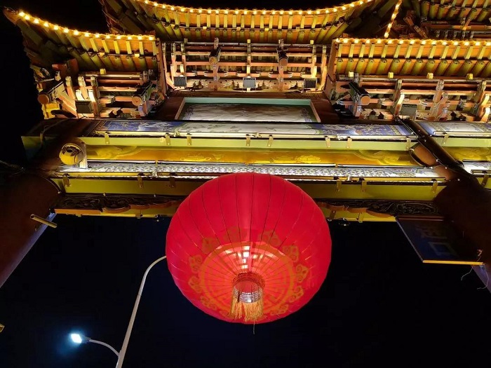 《老城夜景》 白雪红