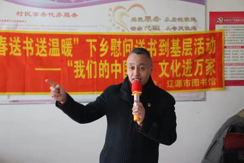 馆长刘强也即兴为村民演唱了自编的歌曲《我的老家》，信息网络部的刘晓慧同志也演唱了二人转《回杯记》，专业的唱功引得满堂喝彩！.jpg