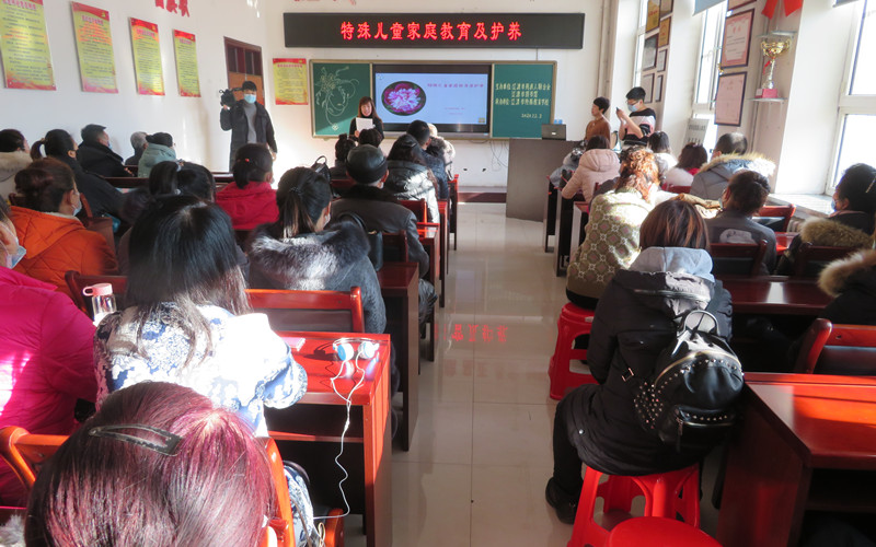 赵老师声情并茂的讲述,指导家长怎样更好地培养孩子,正确树立人生观、价值观,养成良好的生活习惯及自理能力。帮助家长树立平常心。让在座的每一位家长受益匪浅。