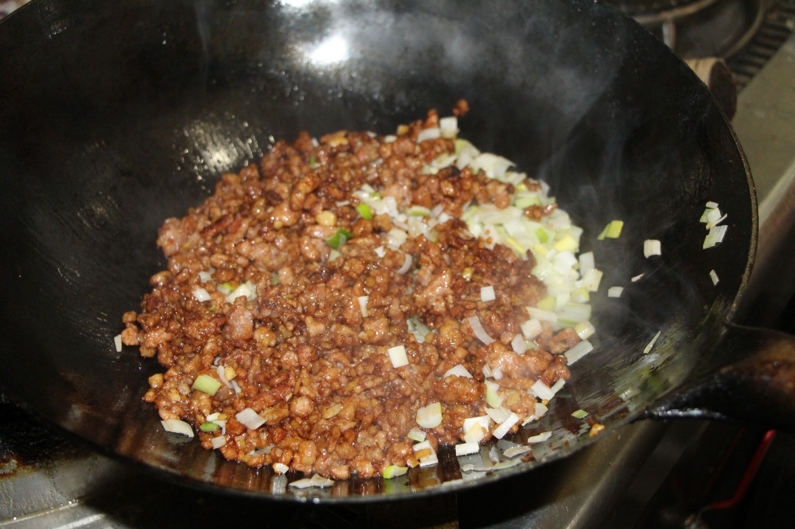 7.放入葱花,均匀翻炒~1