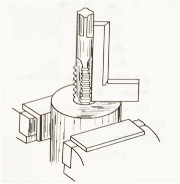 5,按边攻边退的方法,将头锥攻到需要的深度.