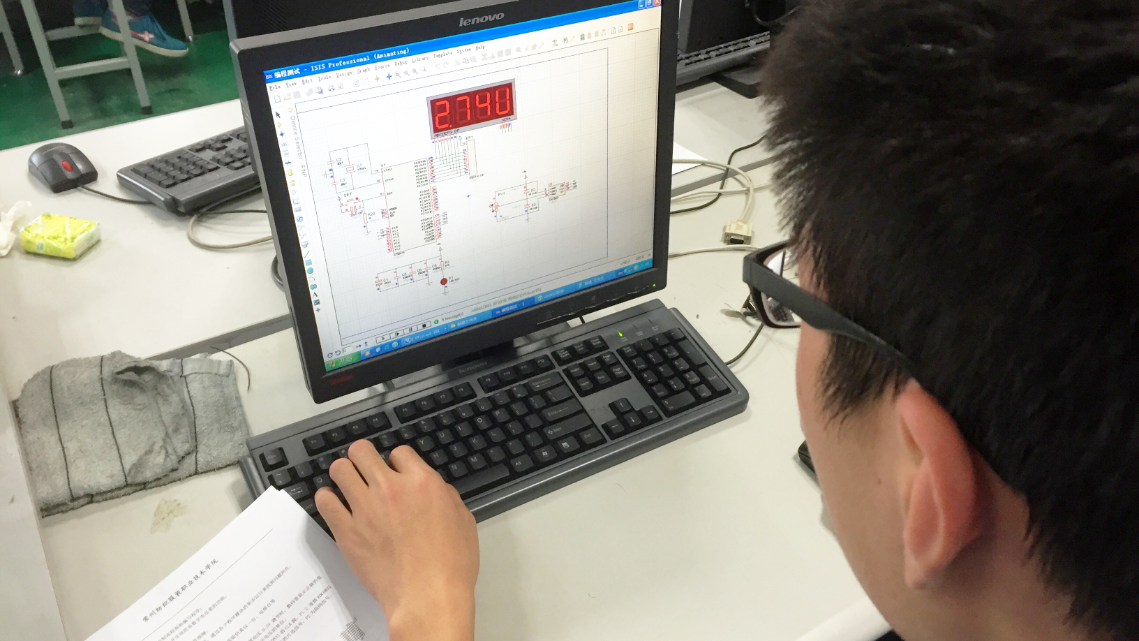 本课程教学的总目标为:根据行业标准与专业教学目标结合,使学生在了解和掌握单片机系统设计与制作原理、方法和过程基础上,通过完成具体项目逐渐培养学生单片机系统设计制作方面的知识、技能和综合实践能力,以学生为中心,以培养职业能力和职业素养为主线,以行动导向为教学方法,实施教学项目化、教学做一体化、考核过程化,通过教学活动,培养学生的职业素养,学习方法,实践能力,创新精神,为毕业后从事自动化和电子方面的工作及三到五年内获得技师证书打下扎实基础。 (一)知识目标 1、掌握单片机系统设计与制作中MC