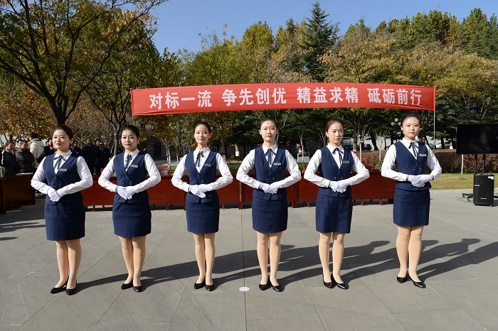 服务行业劳动者展示礼仪 秦鸿宝