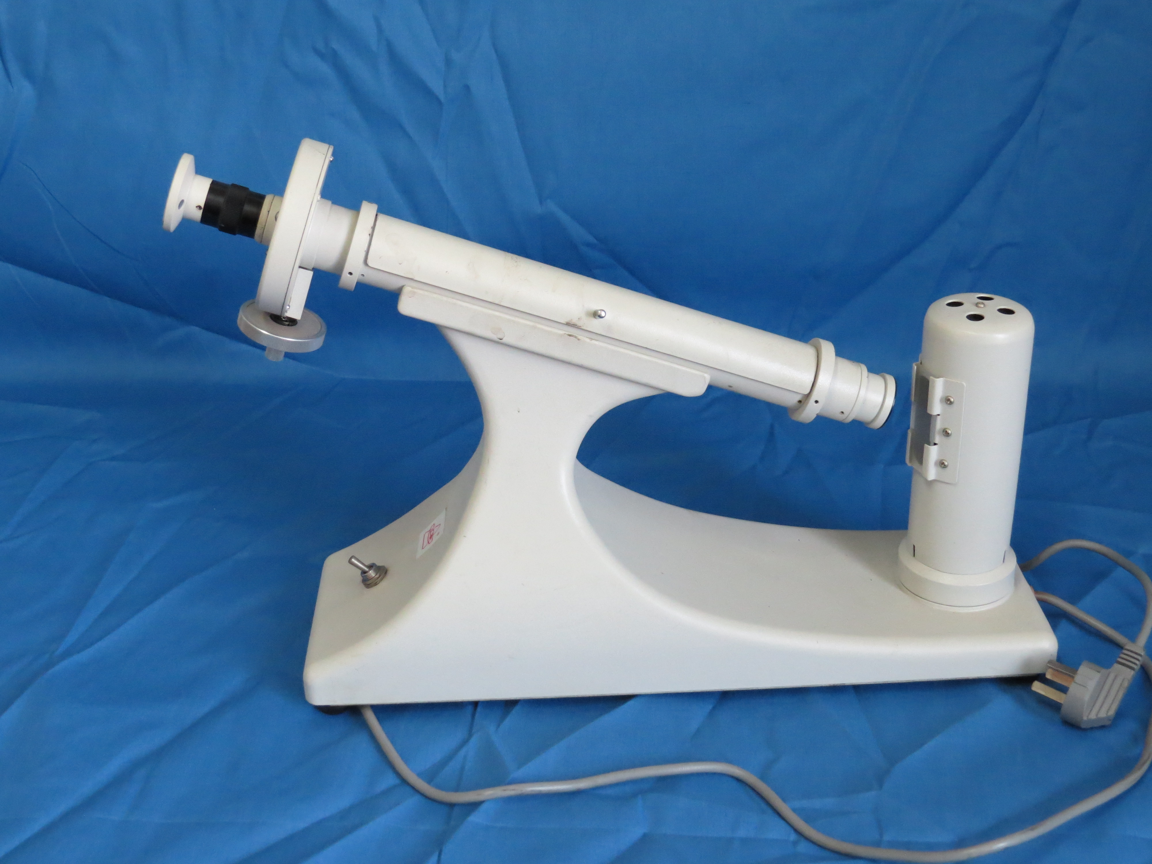 旋光仪:是测定物质旋光度的仪器。通过对样品旋光度的测量,可以分析确定物质的浓度、含量及纯度等。广泛应用于制药、药检、制糖、食品、香料、味精以及化工、石油等工业生产,科研、教学部门,用于化验分析或过程质量控制。