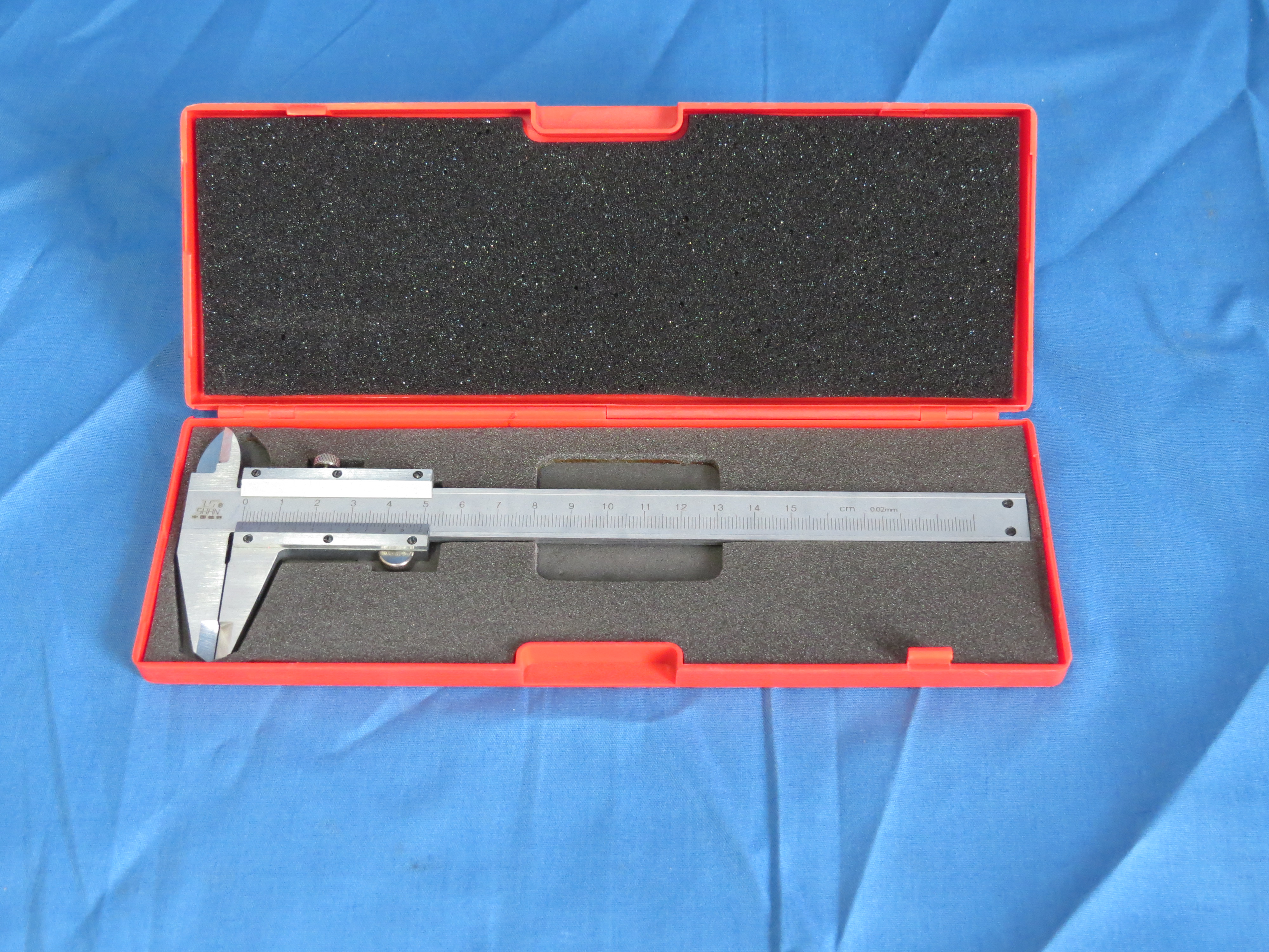 游标卡尺是一种多用途的精密测量工具,可以用于测量零部件的外径、内径和深度。游标卡尺的命名是因为卡尺上配有一个游标刻度尺,卡尺读数的小数部分是从游标刻度尺上读取的。