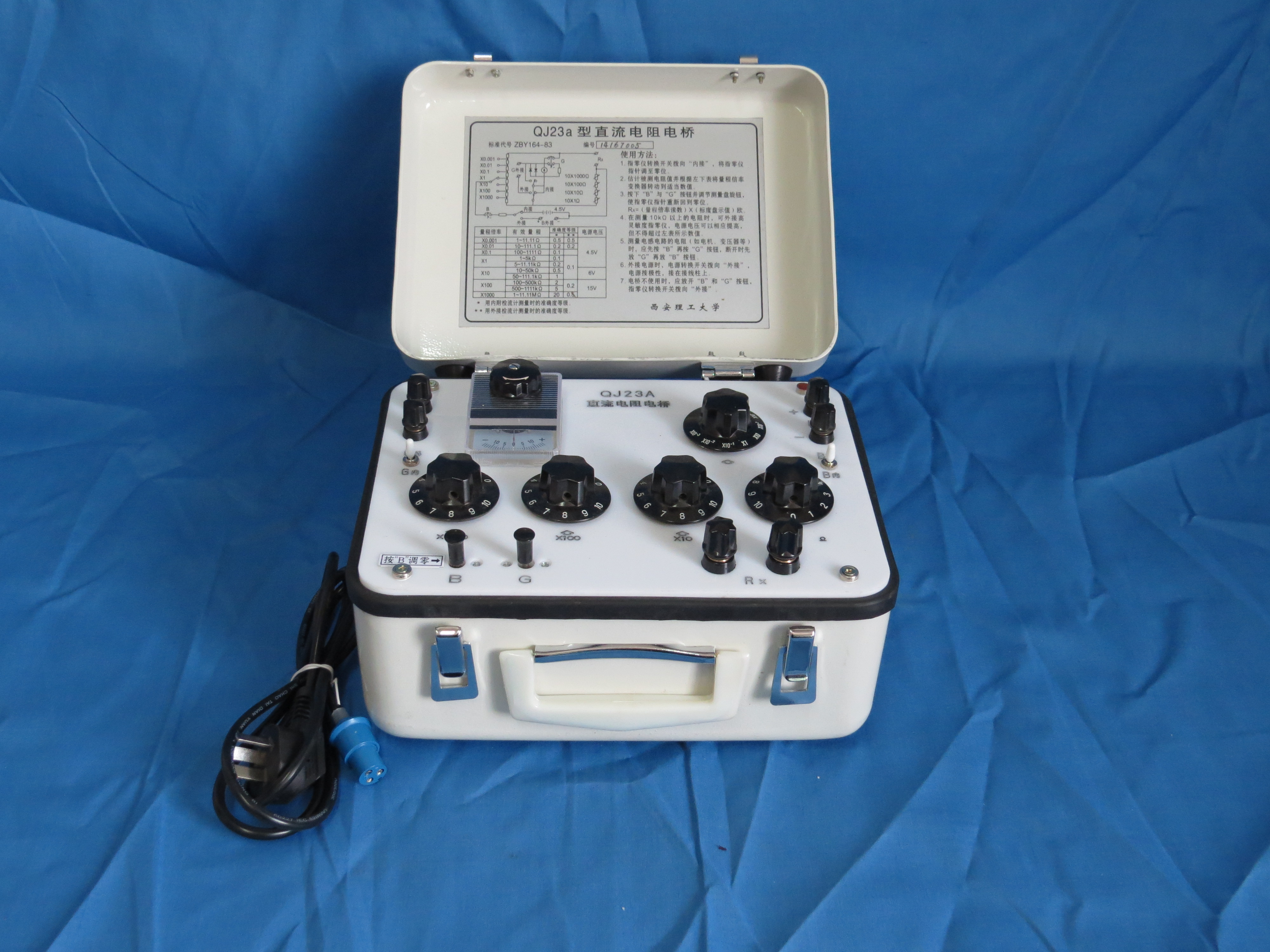 直流电阻电桥是采用凯尔文线路宽量程的携带式精密型直流电桥。适宜工矿企业、科研单位的实验室及室、车间现场或野外工作场所对直流低电阻作精确测量。对金属棒、板料、电缆、导线等,金属导体的电阻值的测定。对电流汇流排、金属壳体等焊接质量的检查。对低阻标准器、直流分流器、功率型电阻器等的校验和调整。对开关、电器、接触电阻的测定。对各类型电机、变压器线组的直流电阻测量和电刷、开关的接触电阻以及作升温试验等。