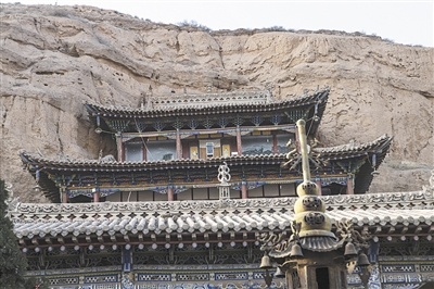 石空大佛寺，寺庙嵌在黄土山上修建而成。