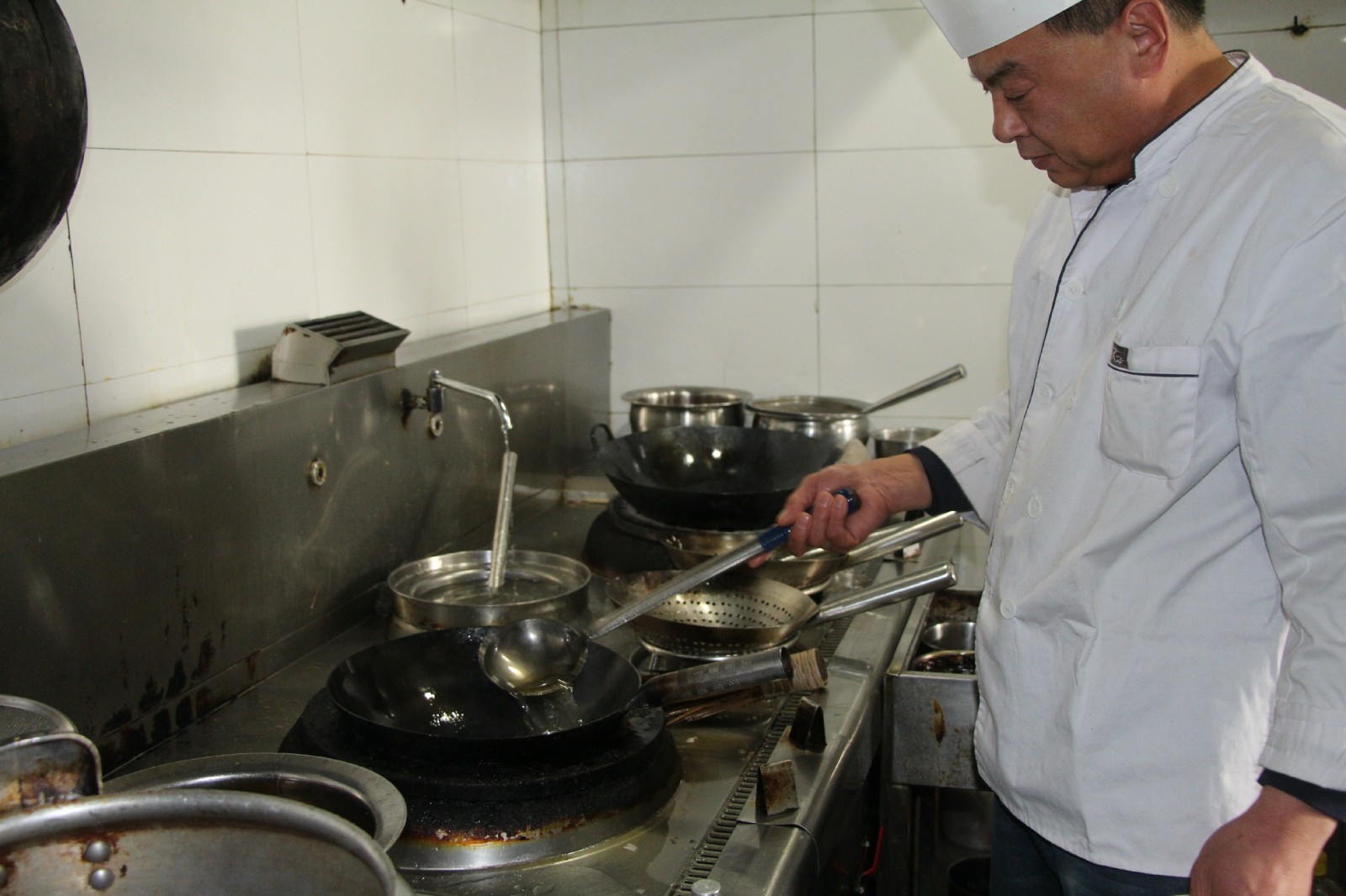 5.倒出热油,加入凉油~1