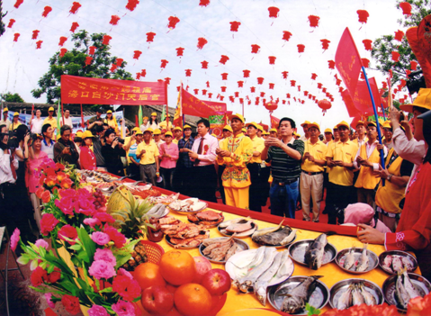 1、2010年海口天妃宫举行“纪念妈祖诞生1051周年”活动,图为祀奉现场。 1、2010年海口天妃宫举行“纪念妈祖诞生1051周年”活动,图为祀奉现场。.png