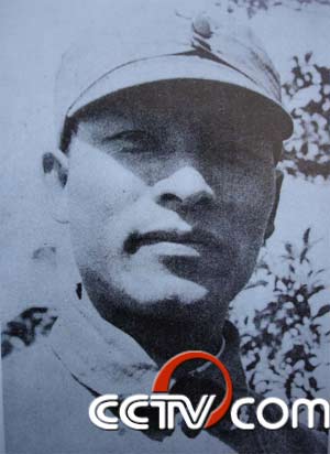 抗战英烈——【彭雪枫】抗战中牺牲的新四军最高将领。(1907—1944),河南镇平人,1926年加入中国共产党,是中国工农红军和新四军杰出指挥员、军事家。彭雪枫智勇双全,率军南征北战,所指挥的部队屡为前锋,战功卓著,参加过第三、四、五次反围剿,二万五千里长征,组织过土成岭战役,两次率军攻占娄山关,直取遵义城,横渡金沙江,飞越大渡河,进军天全城,通过大草原。成为红军时代闻名全军的青年将领。 抗战英烈——【彭雪枫】抗战中牺牲的新四军最高将领。(1907—1944),河南镇平人,1926年加入中国共产党,是中国工农红军和新四军杰出指挥员、军事家。彭雪枫智勇双全,率军南征北战,所指挥的部队屡为前锋,战功卓著,参加过第三、四、五次反围剿,二万五千里长征,组织过土成岭战役,两次率军攻占娄山关,直取遵义城,横渡金沙江,飞越大渡河,进军天全城,通过大草原。成为红军时代闻名全军的青年将领。.jpg?v=1764802304411