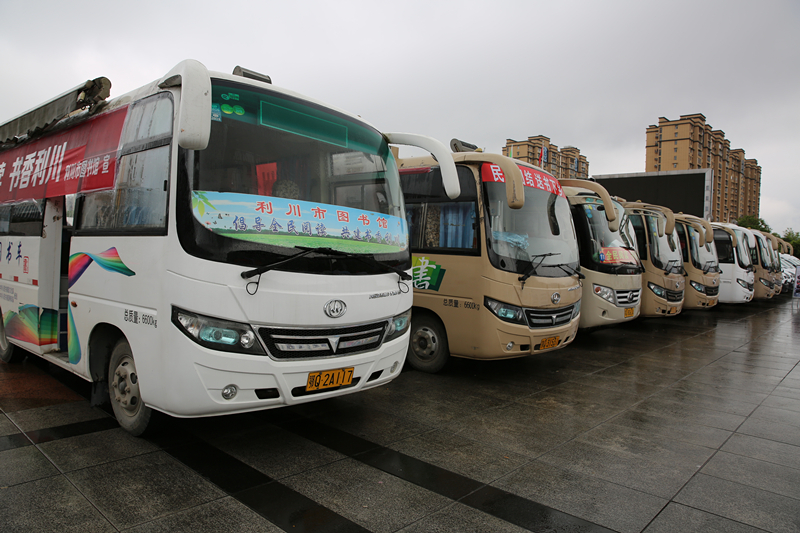 2019年4月22日,恩施州公共图书馆阅读推广联盟将8台流动图书车开出馆外,开展全民阅读推广活动_副本 2019年4月22日,恩施州公共图书馆阅读推广联盟将8台流动图书车开出馆外,开展全民阅读推广活动_副本.jpg?v=1765022919331