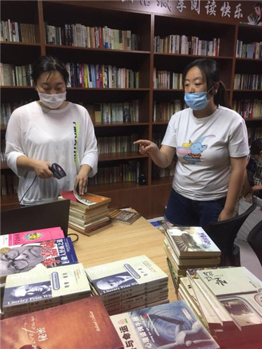 2、2020年7月31日,辽源市图书馆外借部工作人员来到山语城分馆,为这个分馆进行图书更新流转工作
